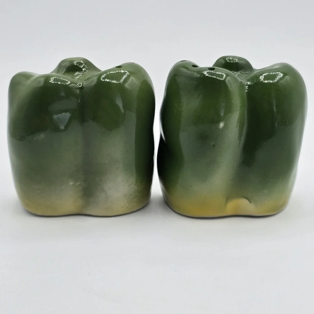 Vtg Whole Halved Green Bell Pepper Salt and Pepper Shakers‎ Ceramic Mcm Kitschy